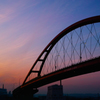 赤い鉄橋と夕空