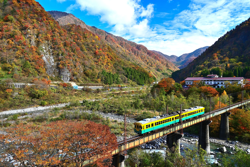 立山駅付近鉄橋紅葉2
