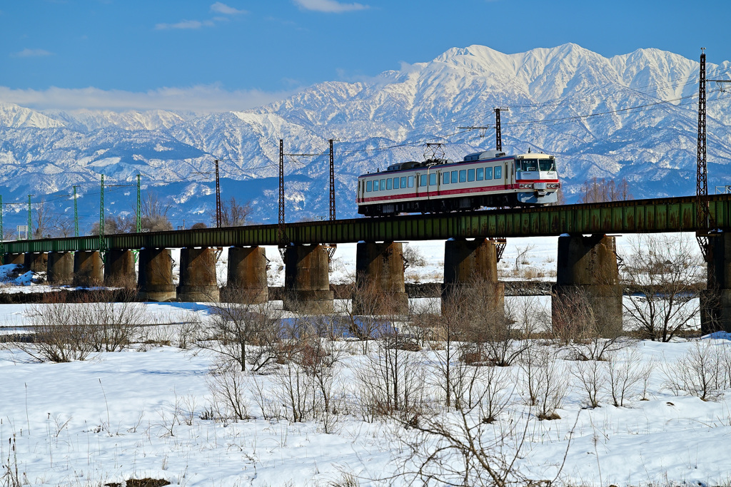 冬富山の鉄道風景