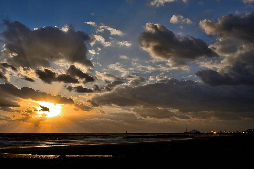 砂浜に沈む夕陽