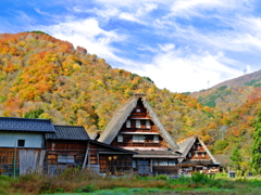 合掌造り紅葉山並み
