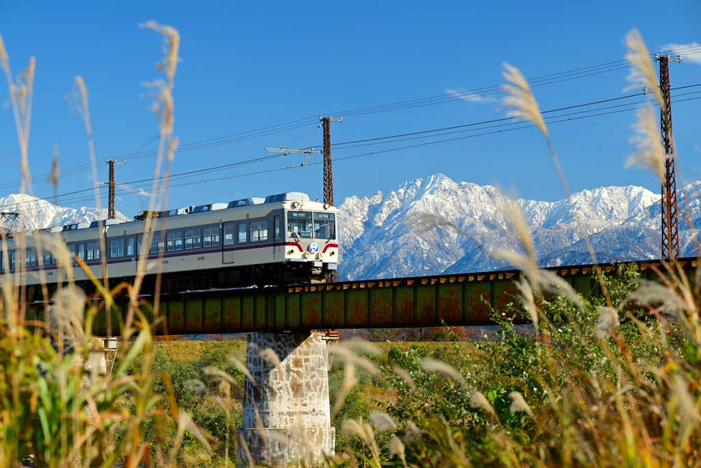 立山連峰と秋の河川敷