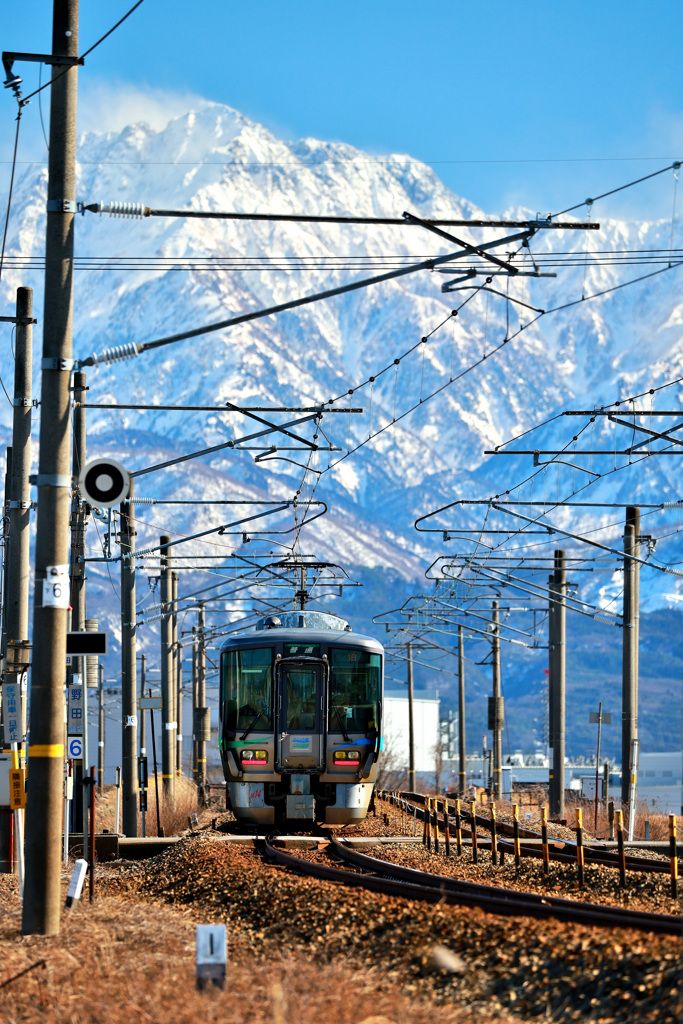 雪山とあいの風とやま鉄道