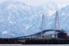 立山連峰を望む大橋