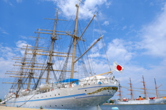 海王丸II夏空と白い船体