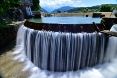 東山円筒分水槽と山並み