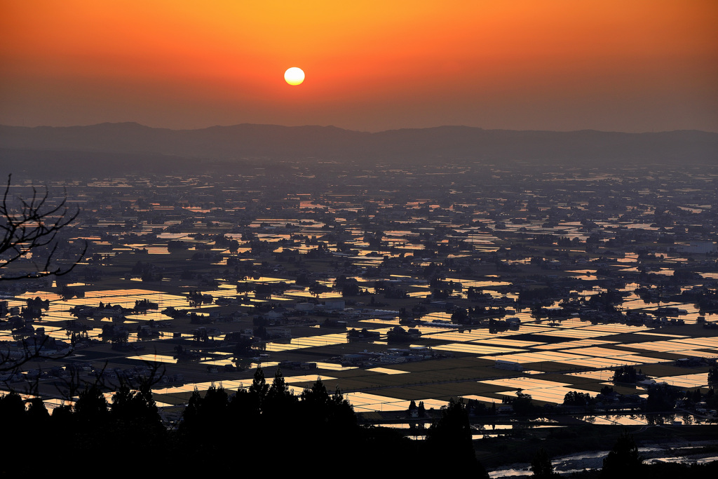 夕陽に霞む散居村