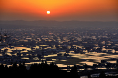 夕陽に霞む散居村