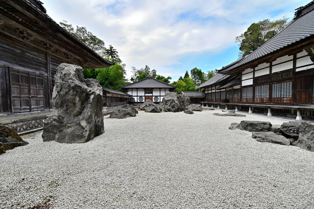 坐禅堂と石の庭