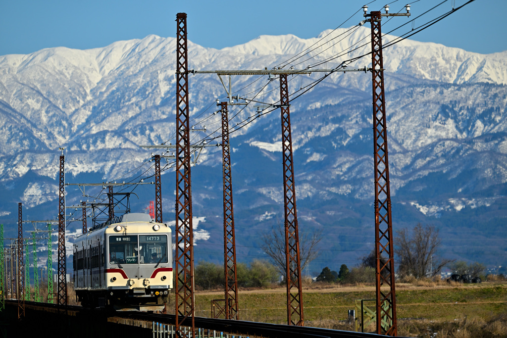 立山連峰と地方鉄道