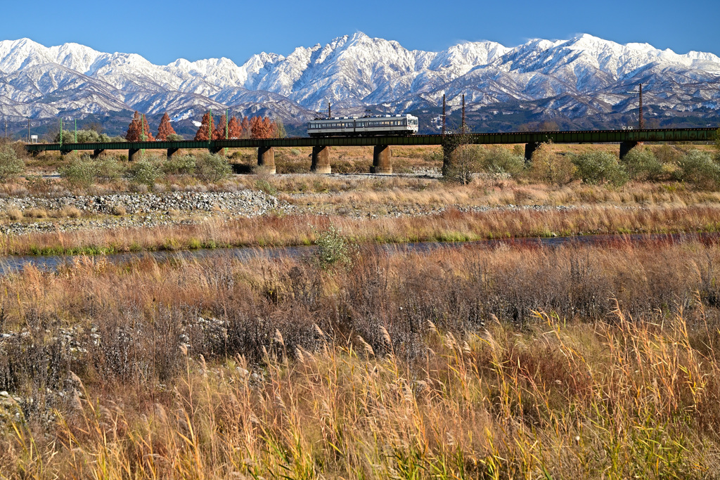 冬山と秋の河川敷