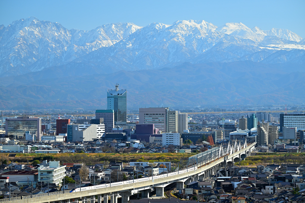 立山連峰雪化粧北陸新幹線