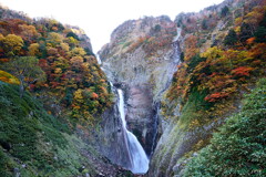 岩の壁から注ぐ滝