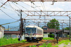 田舎の駅舎と古い電車