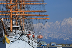 帆船と春の立山連峰