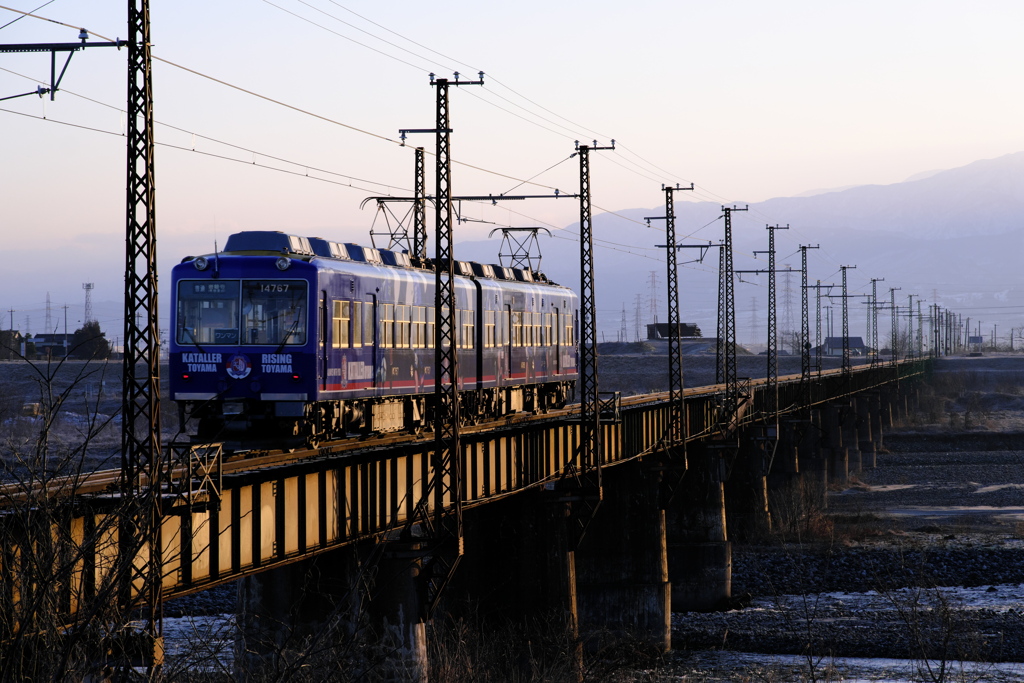 朝靄の山並みと鉄橋