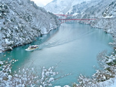 雪化粧山並み遊覧船