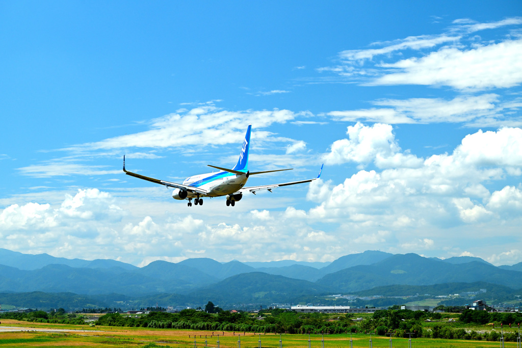夏の青空と山並