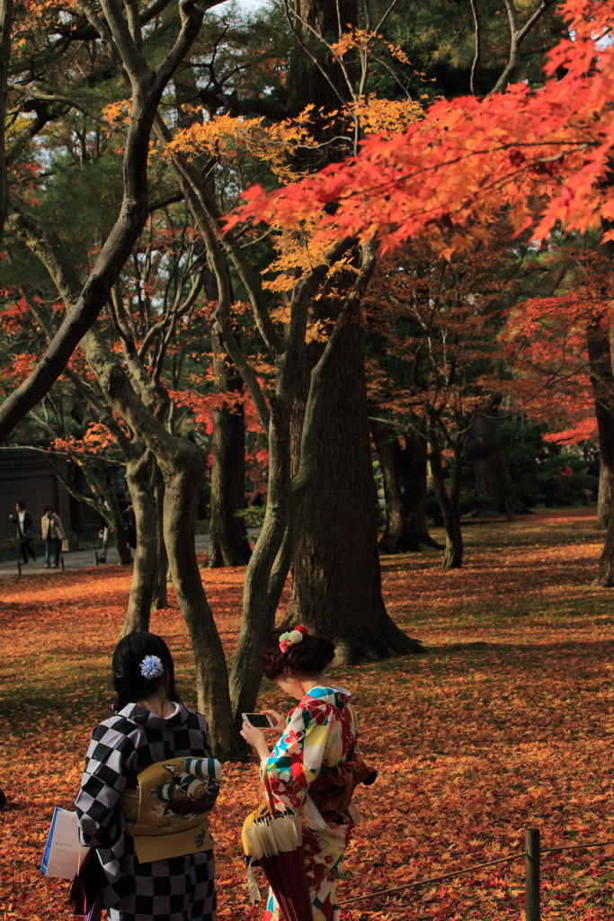 和服で秋の兼六園