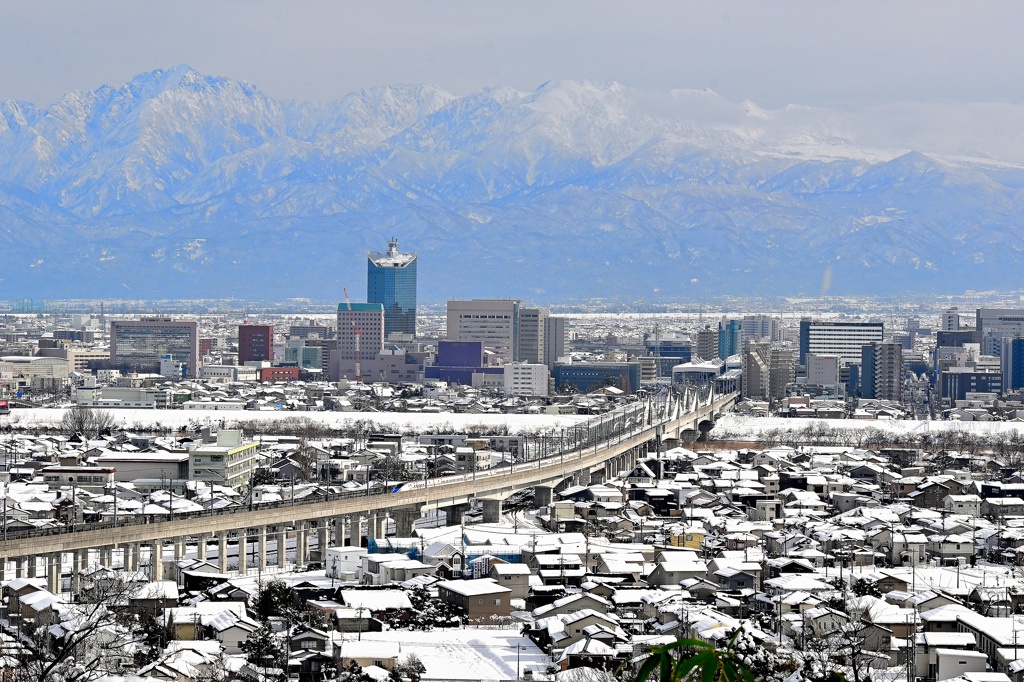 立山連峰と富山駅