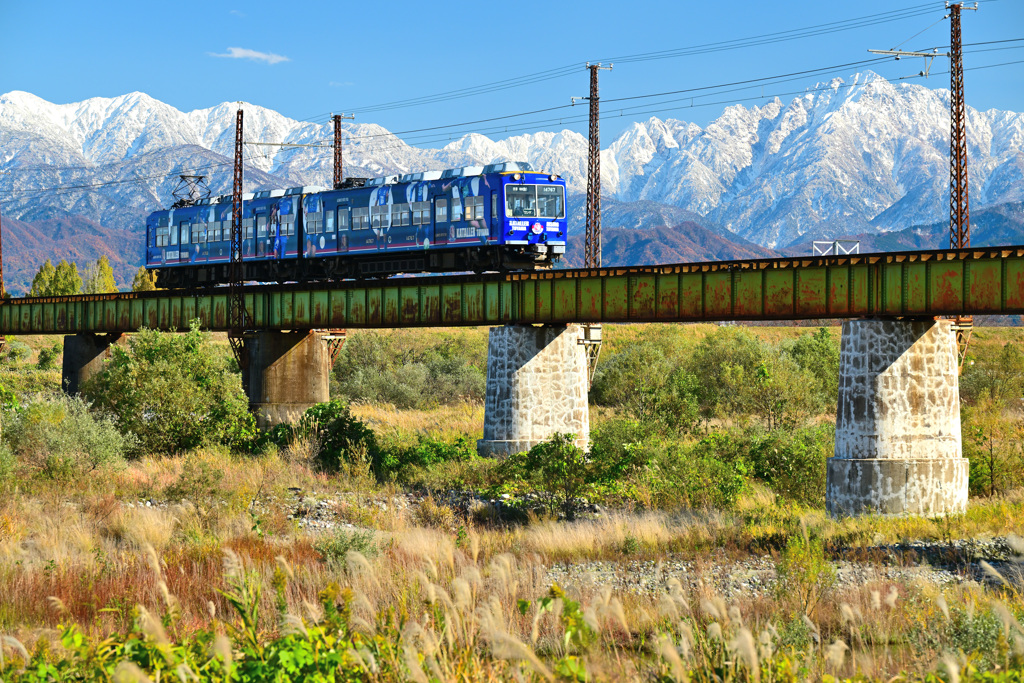 立山連峰積雪と秋の風景