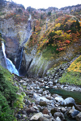 滝と石の渓谷