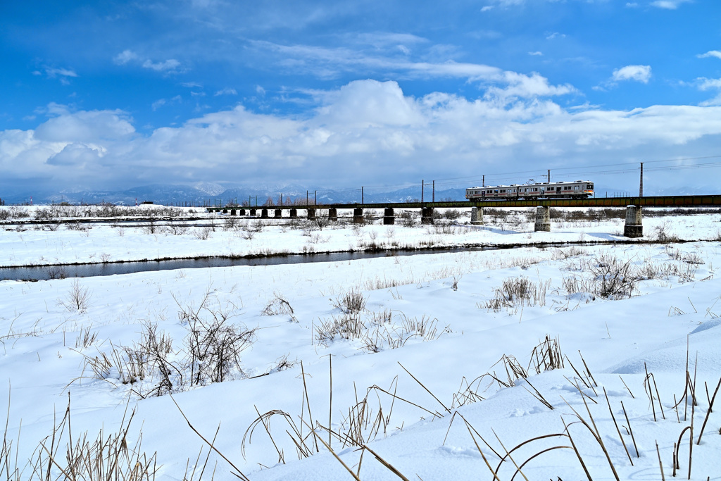 冬の常願寺川鉄橋風景