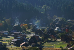 朝日を浴びる茅葺き