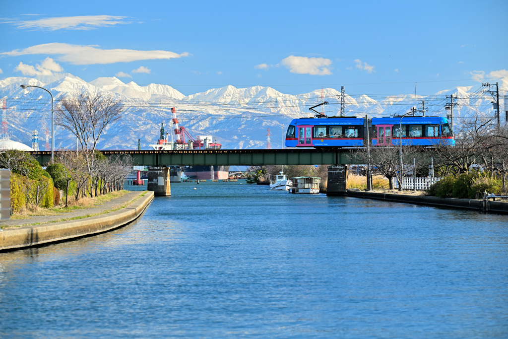 富山のドラえもんと立山連峰