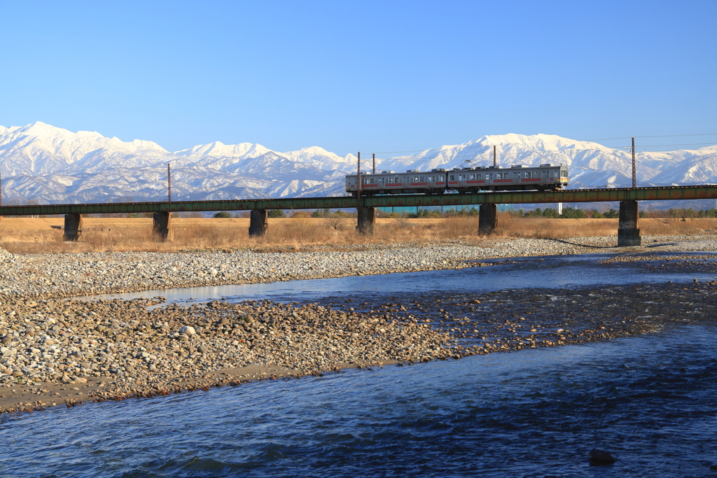 春の立山連峰と鉄道