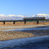 春の立山連峰と鉄道