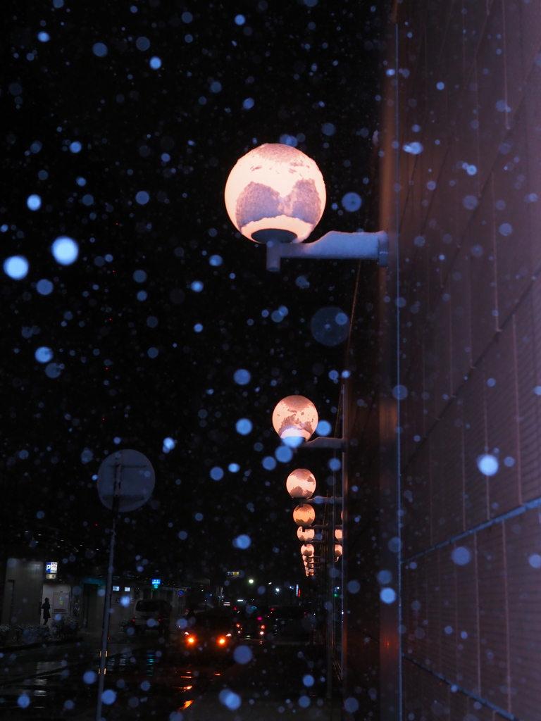 雪の降る街を