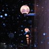 雪の降る街を