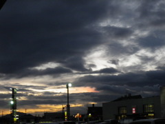 暗い空。