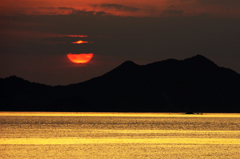 太陽と夕日と海
