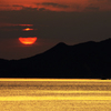 太陽と夕日と海