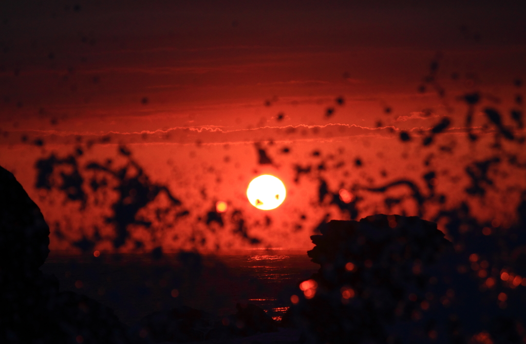 夕焼け、荒波