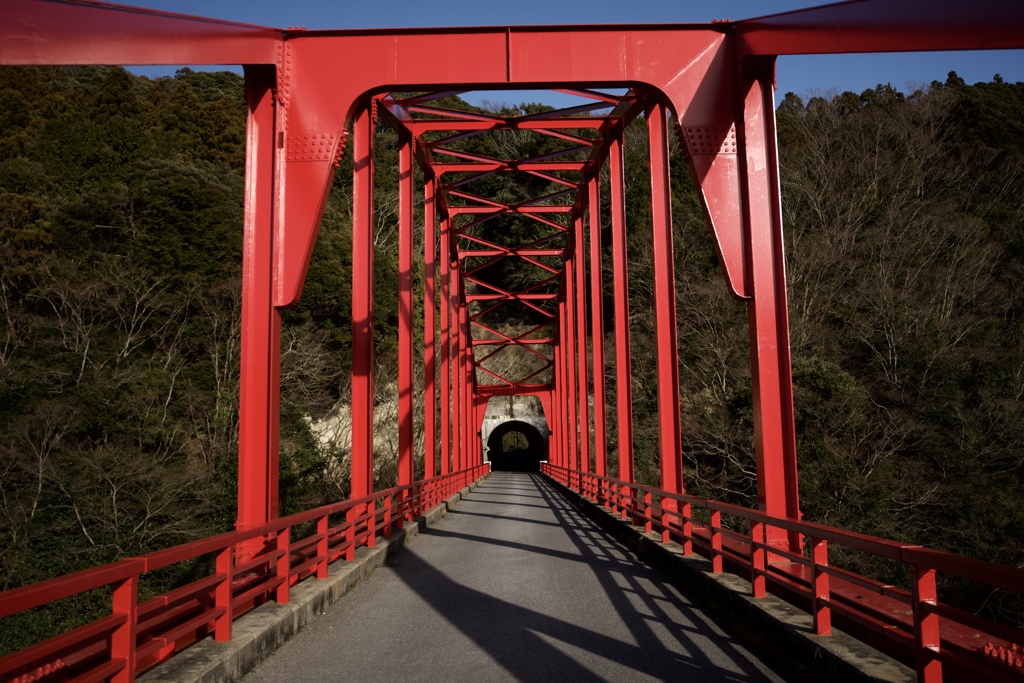 真っ赤すぎる橋。