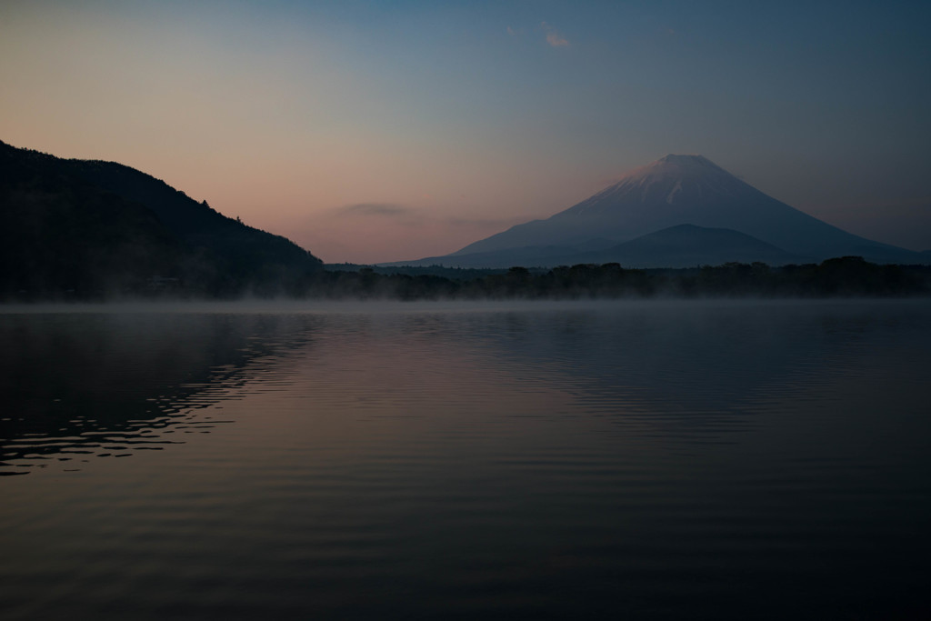 精進湖の朝焼け。