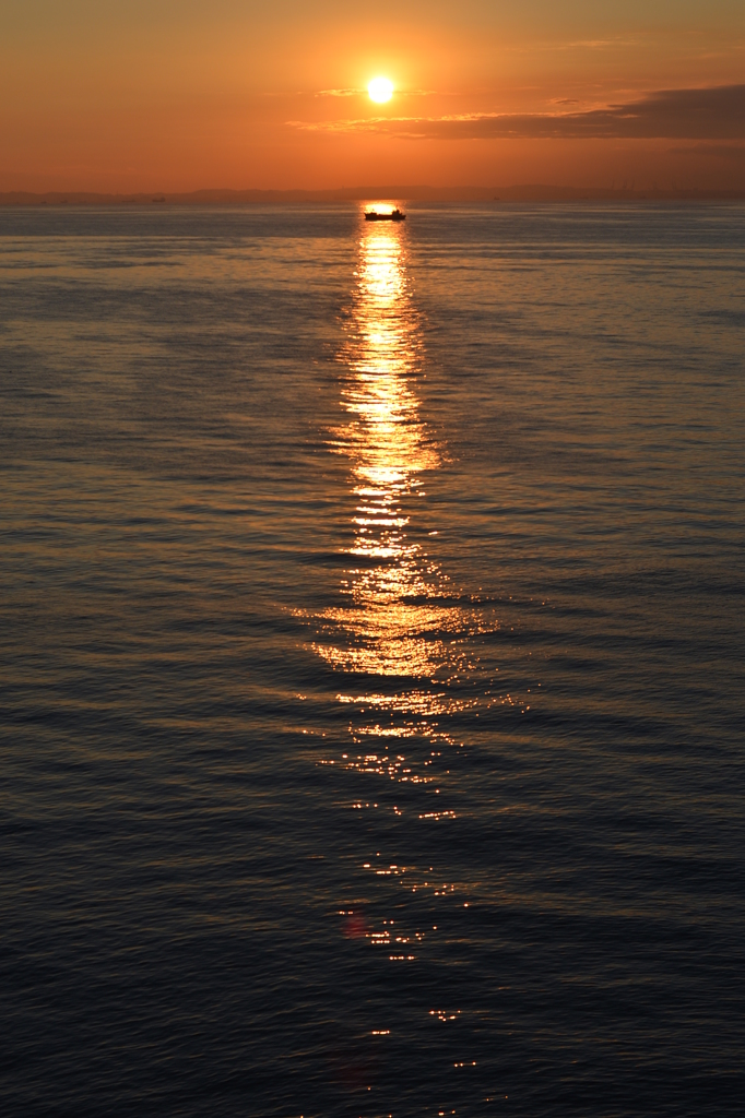 船に沈む夕日。