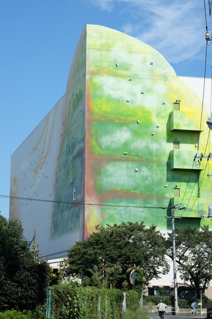 樹と鳥（ビルの壁画）