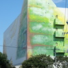 樹と鳥（ビルの壁画）
