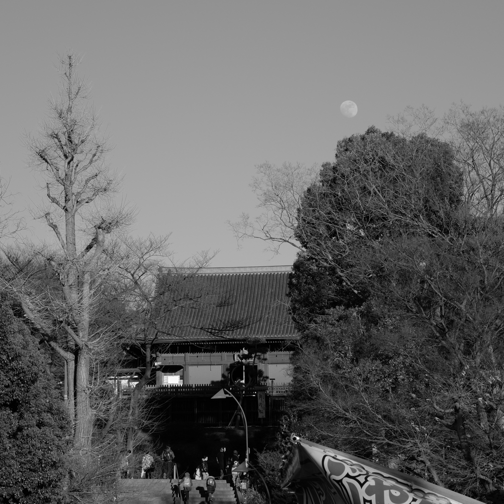 お堂と月