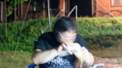 手酌でビールを注ぐ友人
