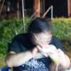 手酌でビールを注ぐ友人