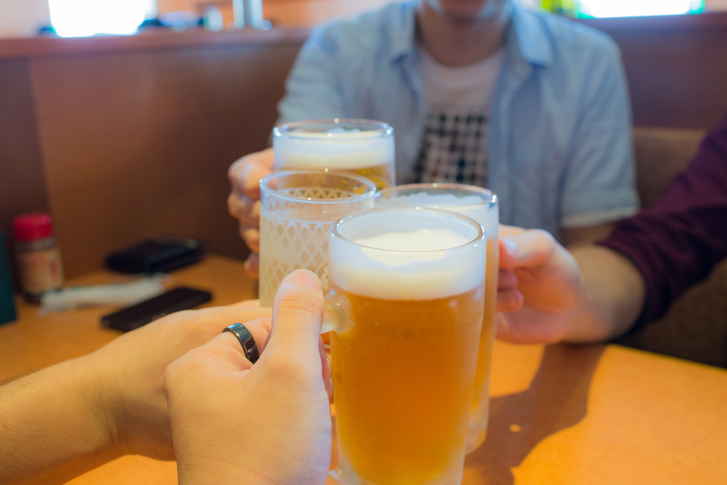 ファミレスで昼間からビールを飲む人たち