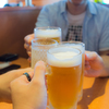 ファミレスで昼間からビールを飲む人たち