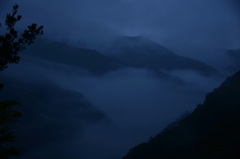 早朝。