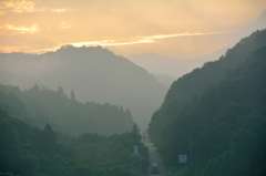 霧に霞む山々