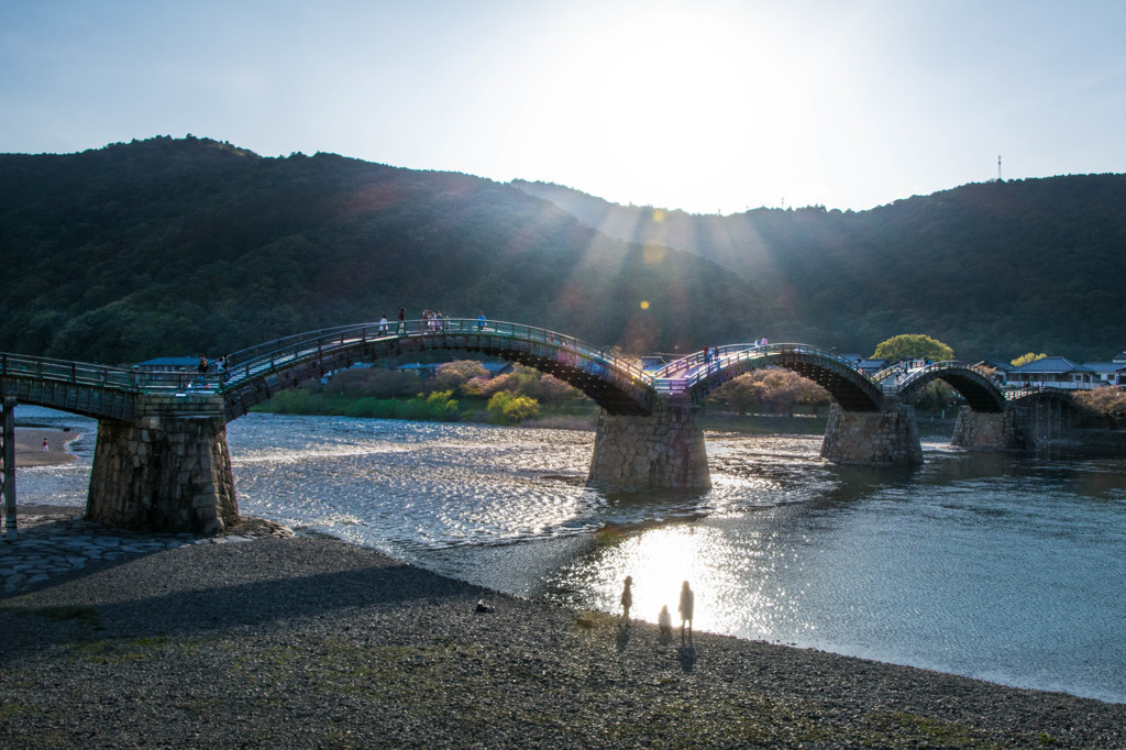 日差しを浴びる錦帯橋